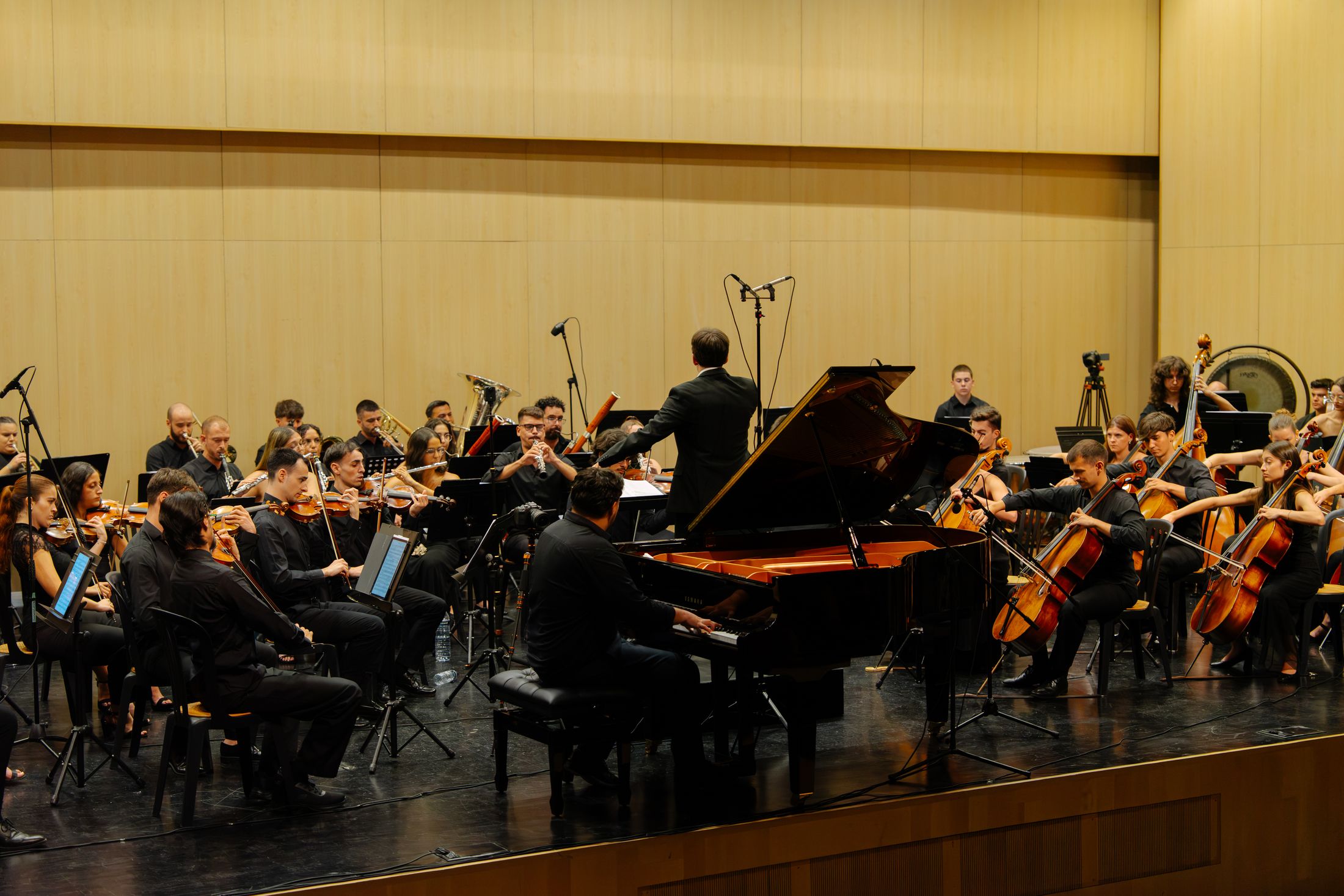 Kairós Orchestra saludando en el escenario