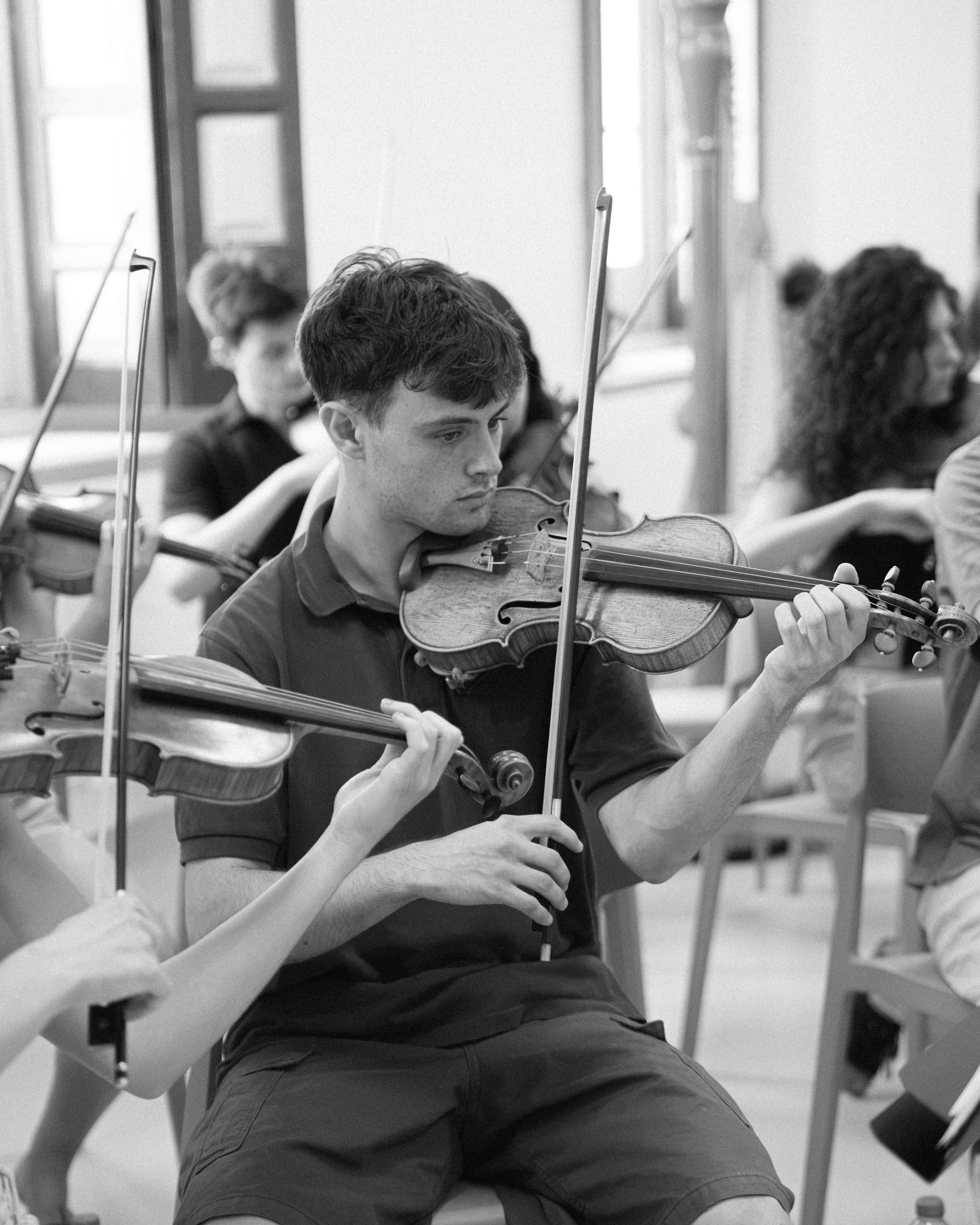 Violinista durante un ensayo
